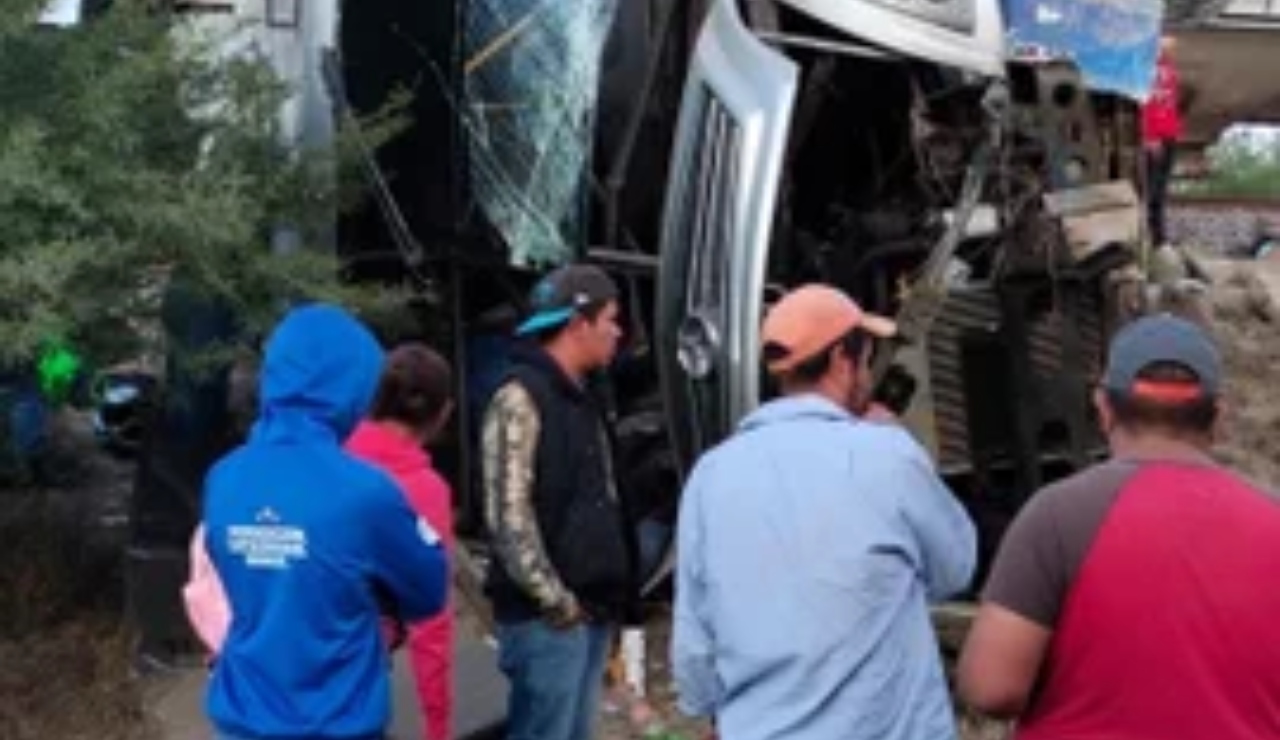 Choque entre tren y autobús deja seis muertos en Querétaro Mochila al