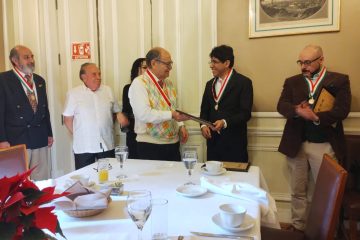 El maestro Raúl Gómez Espinoza entrega reconocimiento al Doctor Eber Omar Betanzos Torres. A la derecha el Maestro Israel González Delgado.